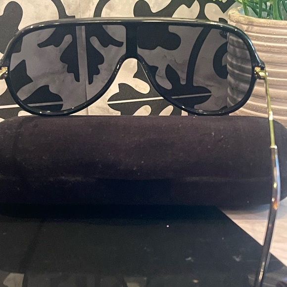 NIC Authentic Gucci Sherryline Sunglasses GG0199S 001 99x0 145 - Picture 8 of 8